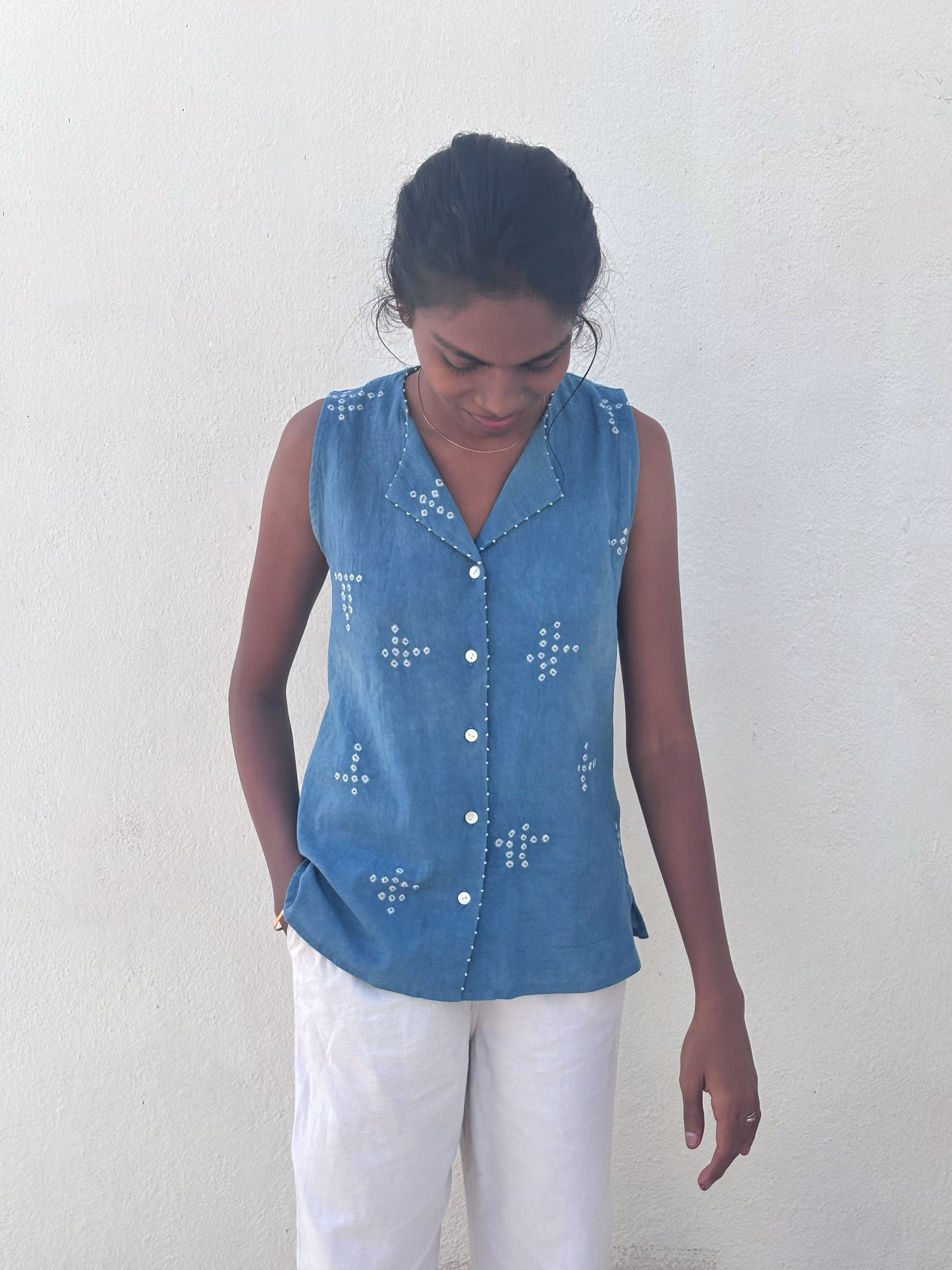 INDIGO SLEEVELESS SUNGUDI SHIRT